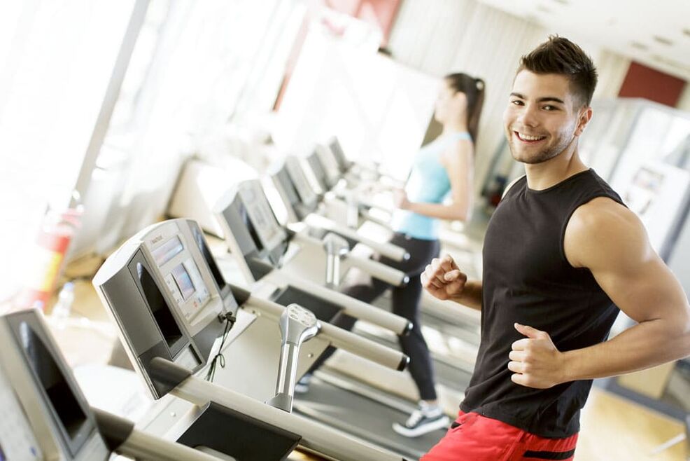 Les exercices cardio aident un homme à accélérer sa circulation sanguine